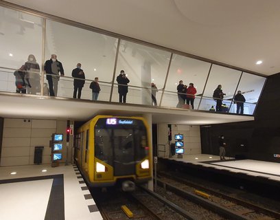 Der verglaste Übergang am Roten Rathaus ist Treffpunkt von Fotografen und Schaulustigen. Seit einer Stunde läuft der Betrieb reibungslos.