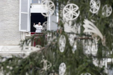 Papst Franziskus am Fenster seines Arbeitszimmers