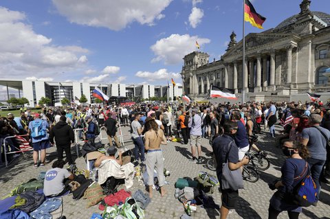 Querdenker in Berlin. Verschwörungstheorien finden laut einer Umfrage immer weniger Zuspruch.