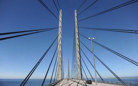 Fahrzeuge fahren über die Öresundbrücke zwischen Malmö und Kopenhagen. 