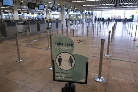 Ein Schild im Gebäude des Flughafen Brüssel-Zaventem weist auf das Einhalten der Abstandsregeln hin.