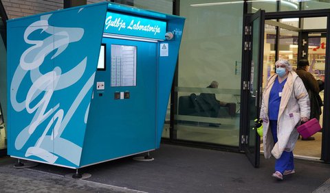 Eine Krankenschwester geht an einer Maschine für kontaklose Corona-Tests vorbei, die neben dem Eingang des 
Universitätskrankenhauses Pauls Stradins in Riga steht.