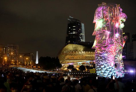 Licht-Show am Marina Bay in Singapur zum Jahreswechsel 2021/2021.
