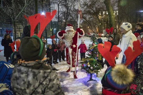 Ein Schauspieler spricht als Weihnachtsmann in der Silversternacht zu Kindern.