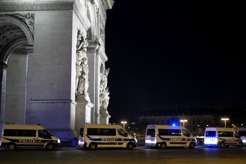 Polizisten kontrollieren die Ausgangssperre in Paris.