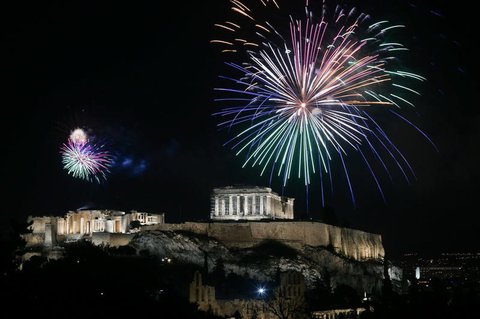 Ein Feuerwerk erleuchtet die Akropolis.