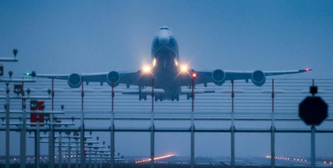 Eine Maschine startet am Flughafen Leipzig/Halle.