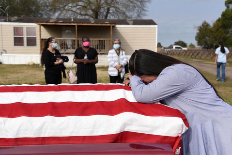 Eine Frau in Texas trauert am Sarg ihres Mannes, der im Alter von 50 Jahren an Covid 19 verstarb.