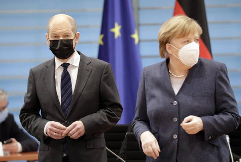 Blicken sehr unterschiedlich auf die gegenwärtige Impflage: Vizekanzler und Kanzlerin. 