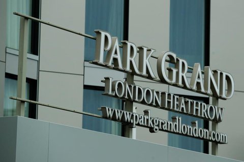 Britische Bürger, die aus Corona-Risikogebieten nach Großbritannien zurückkehren, werden künftig auf eigene Kosten in Hotels unter Quarantäne gestellt. 