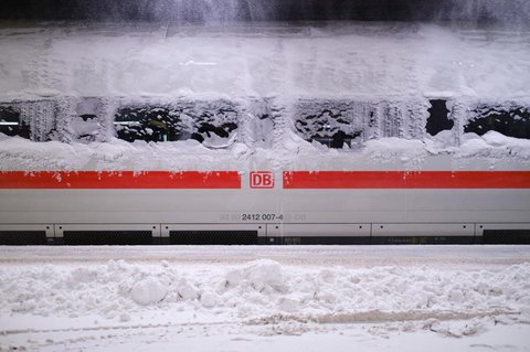 Ein verschneiter ICE im Bahnhof in Hannover.