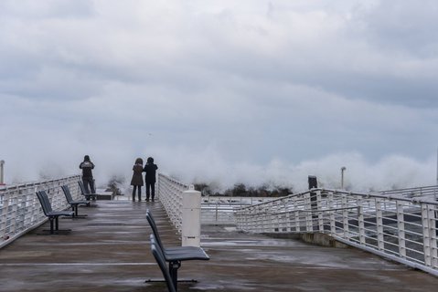 Hochwasser, Wellen und Gischt in der Kieler Förde.
