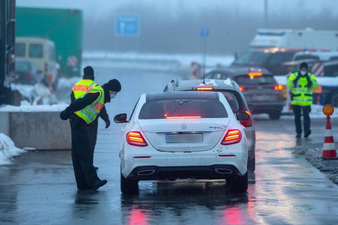 Zwei Polizisten der Bundespolizei bei der Kontrolle von Reisenden und Pendler 
auf dem Parkplatz Am Heidenholz an der A17 nahe Breitenau.