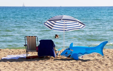 Die spanischen Strände locken viele Urlauber an.