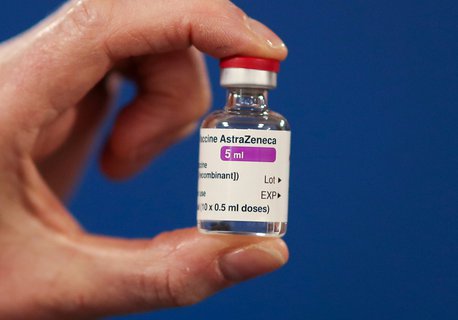 Eine Ampulle des Astrazeneca-Impfstoffes.