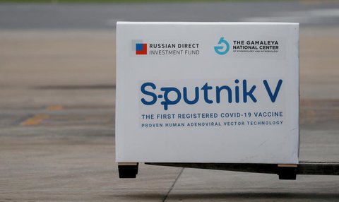 Eine Palette mit dem russischen Impfstoff wird ausgeliefert.