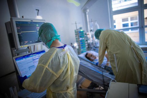 Ein Covid-19-Patient auf einer Intensivstation in Greifswald.