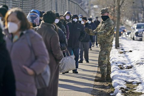 Schlange vor einem Impfzentrum in New York.