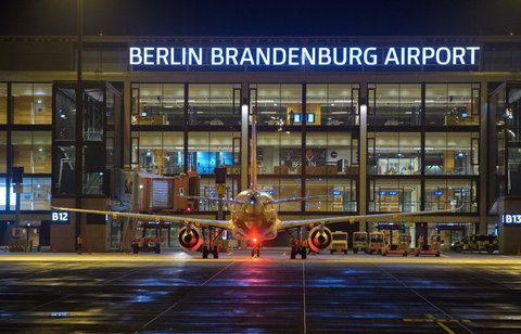 Der BER bei Nacht.