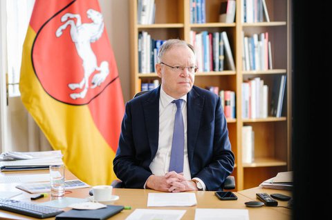Eine Mitarbeiterin von Stephan Weil ist an Corona erkrankt.