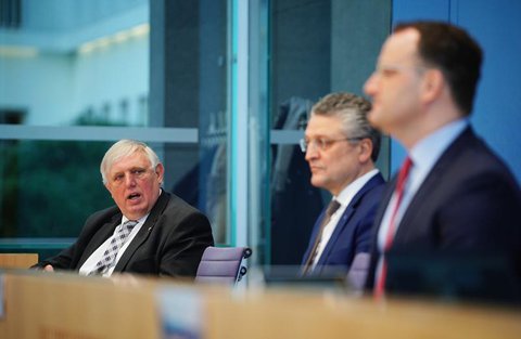 NRW-Sozialminister Karl-Josef Laumann (links) bei der gemeinsamen Pressekonferenz.