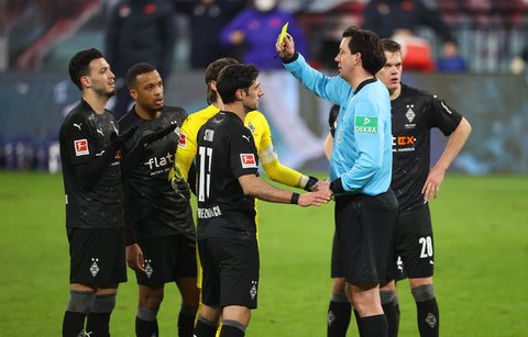 Manuel Gräfe mit Spielern von Borussia Mönchengladbach.