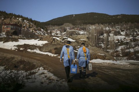 Mitarbeiter des Gesundheitsdienstes wollen einen 85-Jährigen in einem Dorf in der Zentraltürkei impfen.