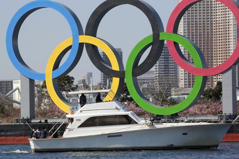 Schwimmende Olympische Ringe in Tokio.