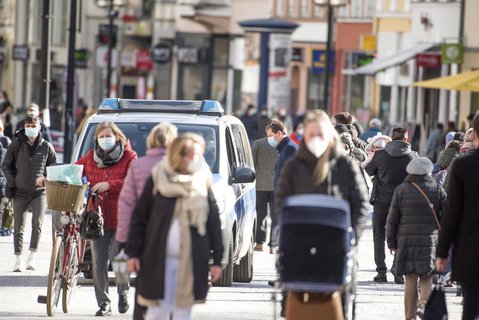 Eine Polizeistreife in der Fußgängerzone von Rostock. 