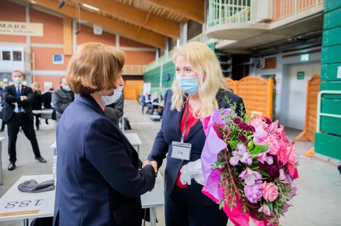 Beatrix von Storch (l), unterlegene Kandidatin für den Landesvorsitz der Berliner AfD und stellvertretende Fraktionsvorsitzende der AfD-Bundestagsfraktion, gratuliert Kristin Brinker, neue Landesvorsitzende der Berliner AfD, beim Landesparteitag der Berliner AfD zur gewonnenen Wahl als neue Landesvorsitzende.