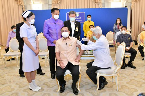 Der thailändische Ministerpräsident Prayuth Chan-ocha hat sich öffentlich eine Impfspritze geben lassen.