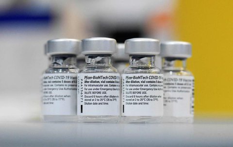 Ampullen des Impfstoffs von Pfizer/Biontech.