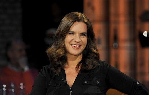 Ex-Eiskunstläuferin Katarina Witt (55) fühlt sich durch das Zustandekommen von Corona-Entscheidungen an DDR-Zeiten erinnert. 