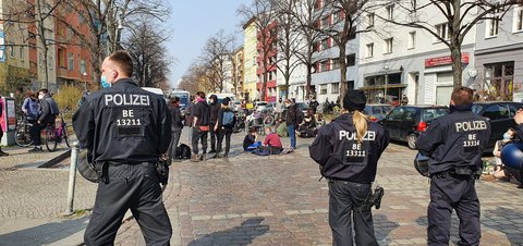 Polizeikette an der Reichenberger Straße