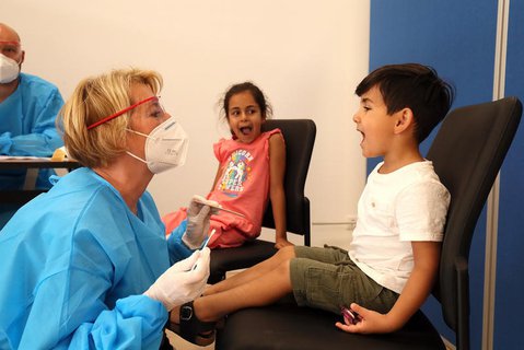 Die SPD fordert, dass Kinder und Erwachsene an Schulen und Kitas täglich getestet werden.