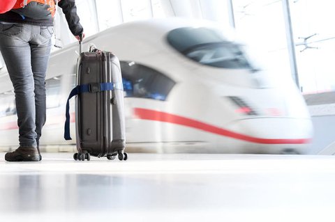 Seit Beginn der pandemie nutzen sehr viel weniger Menschen die öffentlichen Verkehrsmittel.