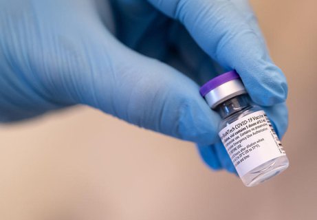 Eine Ampulle des Impfstoffs von Biontech/Pfizer.
