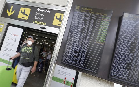 Mallorca-Tourist bei der Ankunft im Urlaub