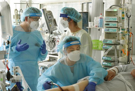 Ein beatmeter Intensivpatient wird behandelt.