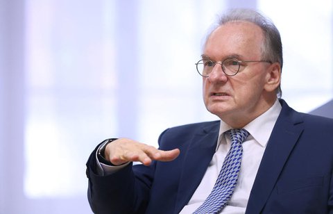 Reiner Haseloff spricht sich für striktere Corona-Maßnahmen aus.