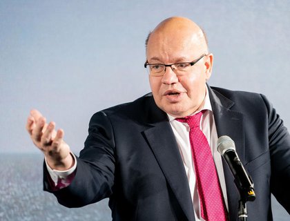 Minister Altmaier  kritisiert bei der geplanten bundesweiten Corona-Notbremse eine zu lasche Regelung in Schulen.