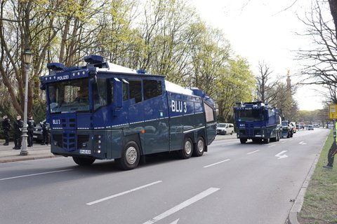 Aufgefahrene Wasserwerfer am Schloss Bellevue