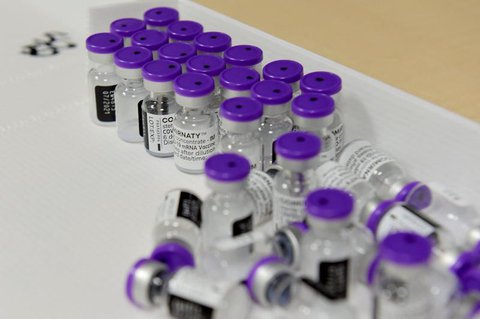 Ampullen des Impfstoffs von Biontech/Pfizer.