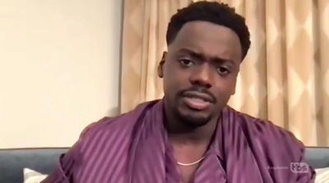 Daniel Kaluuya im Purpur Seiden-Pyjama bei den SAG-Awards