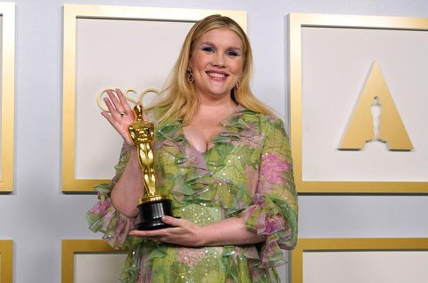Emerald Fennell  mit Oscar.