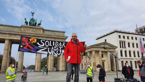 Redner Michael Vassiliadis auf der DGB-Kundgebung am Pariser Platz