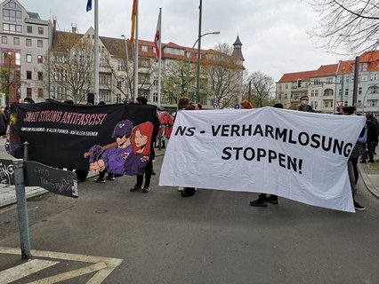 Querdenken-Gegenprotest vor dem Rathaus in Lichtenberg. 