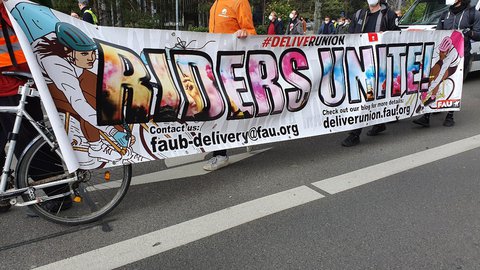 Lieferdienst-Fahrer:innen demonstrieren in Mitte