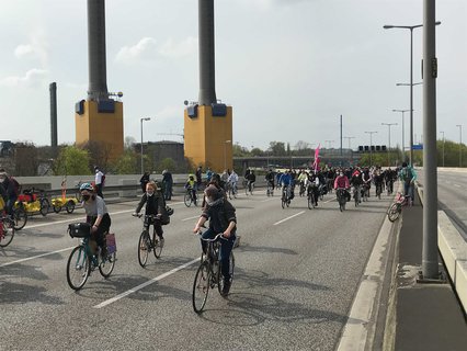 Demonstranten fahren auf der A100 am alten Heizkraftwerk Wilmersdorf vorbei.
