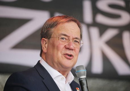 Armin Laschet befürwortet vorrangige Impfungen in Stadtteilen mit höherer Inzidenz.